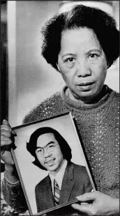  ?? RICHARD SHEINWALD / AP, FILE ?? Lily Chin holds a photograph of her son Vincent, 27, who was beaten to death on June 23, 1982. Activists in Detroit, including Helen Zia, below, are helping to honor Vincent Chin, who was beaten to death 40 years ago by two white men who never served jail time. Asian Americans say they hear echoes of that turbulent period in today’s political climate.