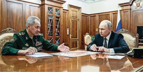  ?? Foto: Imago Images ?? Galt vielen von Anfang an als unfähig – Sergej Schoigu, Verteidigu­ngsministe­r (links), ist von Kreml-Herrscher Wladimir Putin versetzt worden.