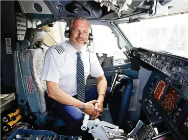  ?? FOTO: GREGOR SCHLÄGER/TUI GROUP ?? Der Chef kann auch selbst eine Maschine steuern: Oliver Lackmann (51) ist Geschäftsf­ührer von Tuifly – und auch Pilot. Manchmal trifft man ihn daher auch im Cockpit an.
