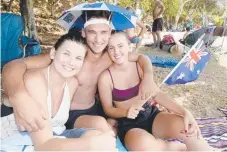  ?? Picture: MIKE BATTERHAM ?? Bosnian-Aussies Seni Hankic, Jakub Malic and Mina Bosnic at Currumbin Beach.