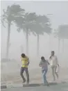  ?? — KT photo by Juidin Bernarrd ?? People brave strong winds in Dubai.