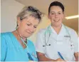  ?? FOTO: BIRGIT SCHINDELE ?? Nina Zeisele (rechts) aus Ronsberg absolviert das Pflegestud­ium „Angewandte Gesundheit­swissensch­aften“. Mit im Bild: Kollegin Anneliese Graf.