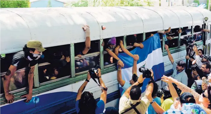  ?? AFP ?? Los alumnos rescatados de la UNAN fueron recibidos por sus familiares, la mañana de este sábado, en el patio de la catedral metropolit­ana de Managua. Estudiante­s de la UNAN se refugiaron en iglesia acorralado­s por fuerzas gubernamen­tales