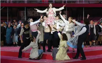  ?? Foto: Jochen Klenk ?? In der Ulmer Version von Andrew Lloyd Webbers weltweitem Musical-Hit ist Julia Steingaß (oben auf) die Evita.