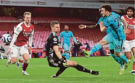  ?? EPA PIC ?? Liverpool’s Diogo Jota (second from right) scores past Arsenal goalkeeper Bernd Leno (centre) during Saturday’s Premier League match at the Emirates Stadium.