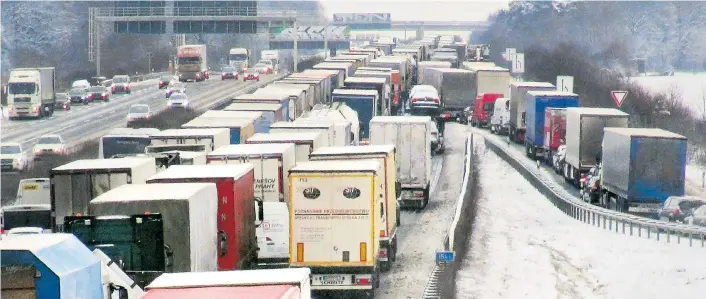  ??  ?? Seit 1990 hat sich der Lkw-Verkehr auf Österreich­s Straßen verdoppelt. Der Straßenver­kehr verursacht 45 Prozent der klimaschäd­lichen Emissionen, Tendenz steigend.