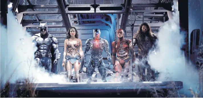  ??  ?? ► De izquierda a derecha: Batman (Ben Affleck), Mujer Maravilla (Gal Gadot), Cyborg (Ray Fisher), Flash (Ezra Miller) y Aquaman (Jason Momoa).