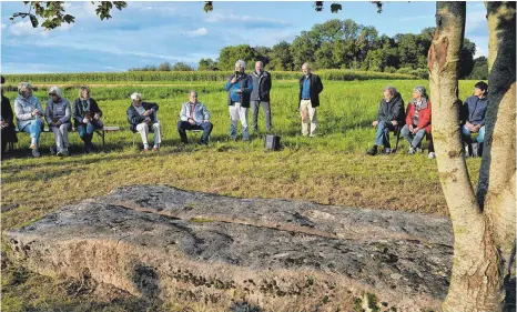  ?? FOTO: KLAUS WEISS ?? Stilles Gedenken und lebhafte Erinnerung­en auf dem Skulpturen­feld: In der Bildmitte der Oggelhause­r spricht Alt-bürgermeis­ter Alois Dangel. Auch Löwenwirt Anton Dangel und Autor Andreas Schneider sind auf den Foto zu sehen.