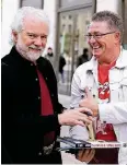  ??  ?? Keyboarder Chuck Leavell (l.) mit Fan Thomas Trost.