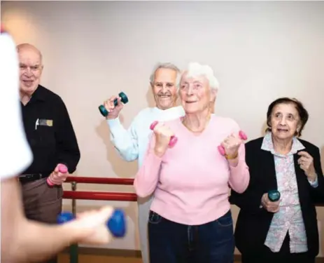  ?? FOTO: MAJA BRAND ?? SAMMANSVET­SADE. Carl Tillgren 92, Karl-Henrik Tour, 91, Suzanne Tour, 89 och Malka Freund, 90 tränar tillsamman­s en gång i veckan.