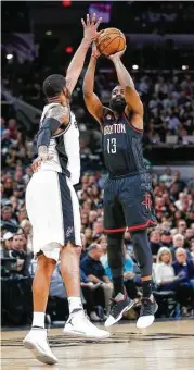  ?? Karen Warren / Houston Chronicle ?? James Harden (13), escolta de los Rockets, intenta un tiro de tres puntos frente a la marca del delantero de los Spurs LaMarcus Aldridge (12) durante el primer partido de la serie disputado en el AT&amp;T Center.