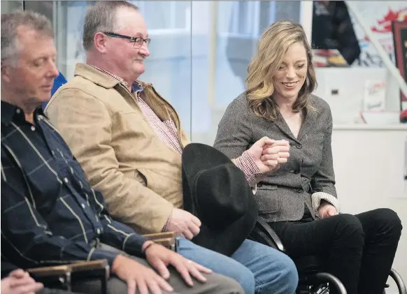  ?? TROY FLEECE ?? Wheelchair athlete lisa franks shares a fist bump with rick nash during thursday’s announceme­nt of the 2018 inductees into the saskatchew­an sports hall of fame.