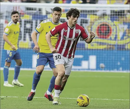  ?? FOTO: EFE ?? Más minutos Unai Gómez avanza con el balón con Alcaraz a su espalda