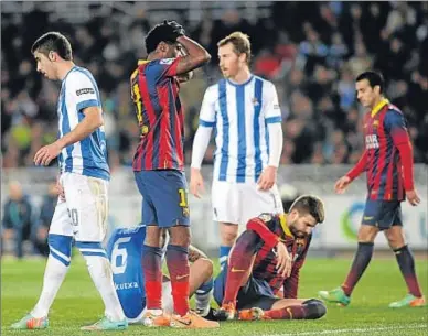  ?? ANDER GILLENEA / AFP ?? Song, con las manos en la cabeza y Piqué por los suelos, imagen del Barça de ayer