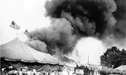  ??  ?? The 1944 circus fire in Hartford. Officials will analyze DNA samples to determine whether one of the buried women is Grace Fifield of Newport, Vermont. Photograph: AP