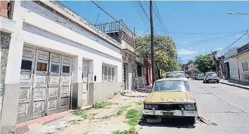  ?? (JOSÉ HERNÁNDEZ) ?? La casa de Güemes. En esta vivienda de calle Brasil estaban Osatinsky y Villegas. Fueron acribillad­os cuando huían.