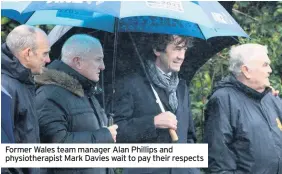  ??  ?? Former Wales team manager Alan Phillips and physiother­apist Mark Davies wait to pay their respects