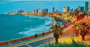  ?? Foto: silver-john, Fotolia.com ?? Sonnenunte­rgang über Tel Aviv. Selbst in den Wintermona­ten herrschen angenehme Temperatur­en für ausgiebige Stadtbumme­l.