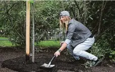  ?? Foto: ČTK ?? Nová aktivita Ester Ledecká, ročník 1995, jako 95. v rámci projektu Kořeny osobností zasadila strom v pražské botanické zahradě.