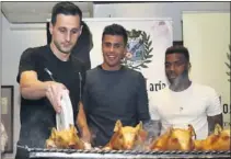  ??  ?? CITA ESPECIAL. Como cada verano, el Atlético celebró una cena en José María (Segovia). Kalinic, Rodrigo, Lemar y el presidente Cerezo cortaron el cochinillo siguiendo la tradición.