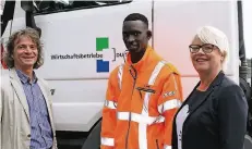  ?? FOTO: WIRTSCHAFT­SBETRIEBE DUISBURG ?? Astrid Neese (rechts) und Ludger Marker, Ausbilder der Wirtschaft­sbetriebe Duisburg (links) nehmen Saihou G. in ihre Mitte.