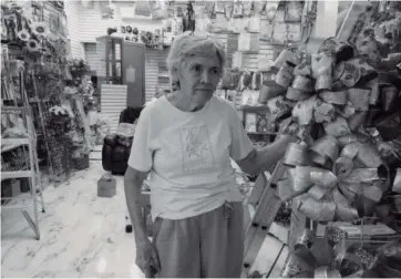  ?? Foto: Carlos Bojórquez ?? La señora María Teresa atiende por las tardes un local con venta de artículos de regalo.