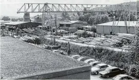  ??  ?? Die Holzwerke Ziegler prägten einst die Heidenheim­er
Weststadt. 1999 endete der Betrieb,
seither wird auf dem Gelände das Grundwasse­r von Altlasten gereinigt.
Foto: Hz-archiv