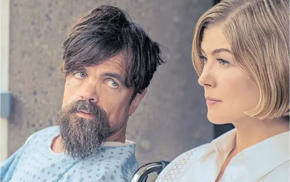  ?? NETFLIX ?? Extraña pareja. Rosamund Pike y Peter Dinklage asumen el protagonis­mo en esta película por momentos inquietant­e.