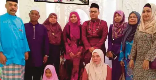  ??  ?? MOHD Sabri dan Norsiah bersama ahli keluarga pada Program Akad Nikah Mega Raja Sehari.