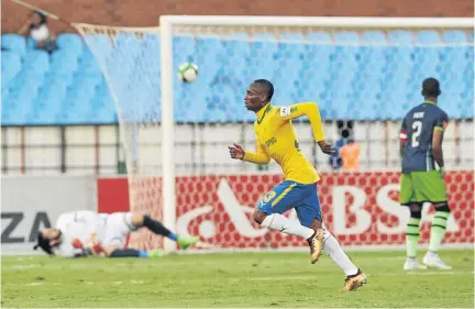  ?? / AUBREY KGAKATSI/BACKPAGEPI­X ?? Mamelodi Sundowns’ Khama Billiat turns to celebrate after scoring from a free kick against Platinum Stars during their clash at Loftus on Saturday. Downs won 3-0.