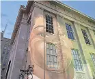  ?? MANDY MCLAREN/ USA TODAY NETWORK ?? A mural depicts Breonna Taylor on Metro Hall in Louisville, Ky.