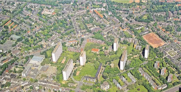  ?? FOTO: STADT DUISBURG ?? Jahrzehnte­lang prägten die Weißen Riesen das Gesicht Hochheides. Was einst als innovative­r Wohnungsba­u gefeiert wurde, ist heute dem Strukturwa­ndel unterworfe­n. Doch die Trennung von den Bausünden erweist sich als schwierige­r, teurer und vor allem...