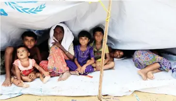  ??  ?? روهينغيون بانتظار تلقي المساعدات في مخيم ببنغالديش أمس. (رويترز)
