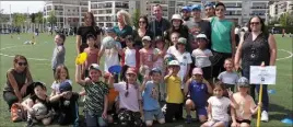  ?? (Photo M. Sk.) ?? Ici avec les CP de l’école des Pins, Josée Massi, maire de Toulon et ses adjoints ont félicité les enfants et remercié les enseignant­s et les étudiants pour leur engagement.