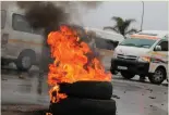  ??  ?? Taxi drivers burned tyres at Fourways in Thembaleth­u.