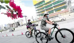  ?? —NIÑO JESUS ORBETA ?? Bikers and commuter groups, with the Metropolit­an Manila Developmen­t Authority, install a temporary bike lane from White Plains to Col. Bonny Serrano Avenue, Quezon City.
