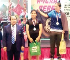  ??  ?? GOOD EFFORT: Sheren (middle) with the gold medal winner of the women’s 63kg senior category, Nor Suhaila Muda of PDRM. Sheren, however, won gold in the junior competitio­n for the same weight division. Also seen is Philip.