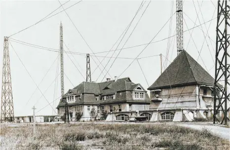  ?? FOTO: FOTO: MUSEUMSSTI­FTUNG POST UND TELEKOMMUN­IKATION ?? Der Sender der Großfunkst­elle der Deutschen Reichspost in Königs Wusterhaus­en startete am 22. 12. 1920 mit einem Weihnachts­konzert in die Rundfunkze­it. Dies ist die Außenansic­ht des Senderhaus­es 1.