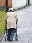  ?? FOTO: DPA ?? Frau mit Rollator: Bei der Erwerbsmin­derungsren­te ändern sich die Zurechnung­szeiten.