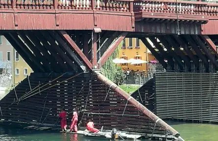  ?? (Foto Navarro) ?? Al capezzale I sommozzato­ri della Idrosub di Venezia durante il sopralluog­o di ieri sulle stilate del Ponte degli alpini