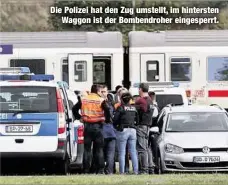  ??  ?? Die Polizei hat den Zug umstellt, im hintersten
Waggon ist der Bombendroh­er eingesperr­t.