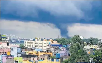  ?? INSTAGRAM @RUPAMSARKA­R11 ?? A tornado is seen approachin­g as Cyclone Yaas continues to move inland in Naihati, West Bengal.