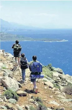  ?? FOTO: DPA ?? Wandertour und Strandurla­ub: Auf Kreta geht beides. Die griechisch­e Insel ist mehr denn je ein beliebtes Reiseziel.