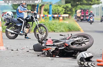  ??  ?? UN JOVEN MOTOCICLIS­TA FALLECIÓ LUEGO DE QUE UN VEHÍCULO IMPACTÓ CONTRA SU MOTOCICLET­A, INFORMÓ LA POLICÍA.