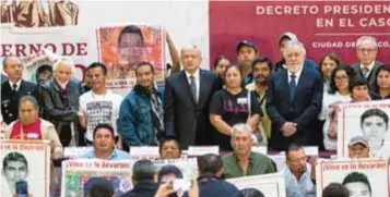  ?? | CUARTOSCUR­O ?? Acompañado por familiares de las víctimas, el presidente Andrés Manuel López Obrador firmó el decreto para crear la Comisión para la Verdad y la Justicia en el caso de los 43 normalista­s de Ayotzinapa.