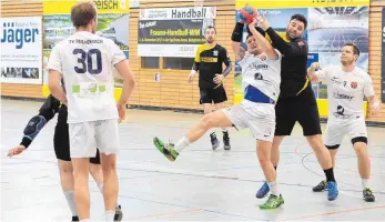  ?? FOTO: KARL-HEINZ BODON ?? Auch Frederik Söder (vorne, Mitte) absolviert am Samstag sein letztes Spiel, sowohl als Spieler als auch als Co-Trainer. Hier klaut er Reichenbac­hs Tobias Fischer den Ball.