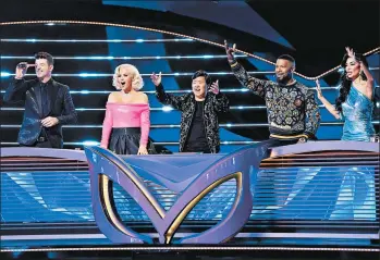  ?? GREG GAYNE/FOX ?? “The Masked Singer” panelists Robin Thicke, from left, Jenny McCarthy, Ken Jeong, guest Jamie Foxx and Nicole Scherzinge­r.