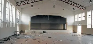  ?? Pictures: MICHAEL PINYANA ?? VANDALISED: NU10 community hall is one of the many community facilities that have been trashed in Buffalo City Metro.