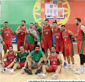  ??  ?? CELEBRAÇÃO. Portuguese­s festejam em Matosinhos