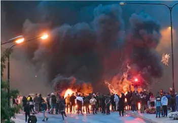  ?? AP ?? Smoke billows from burning tyres and pallets and fireworks as a few hundred protesters riot in the Rosengard neighbourh­ood of Malmo, Sweden. —
